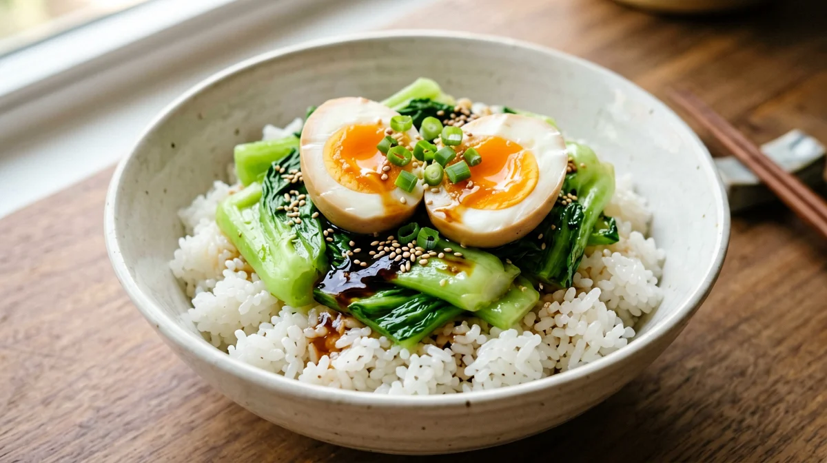 Ciotola di riso jasmine con uovo, pak choi e tamari