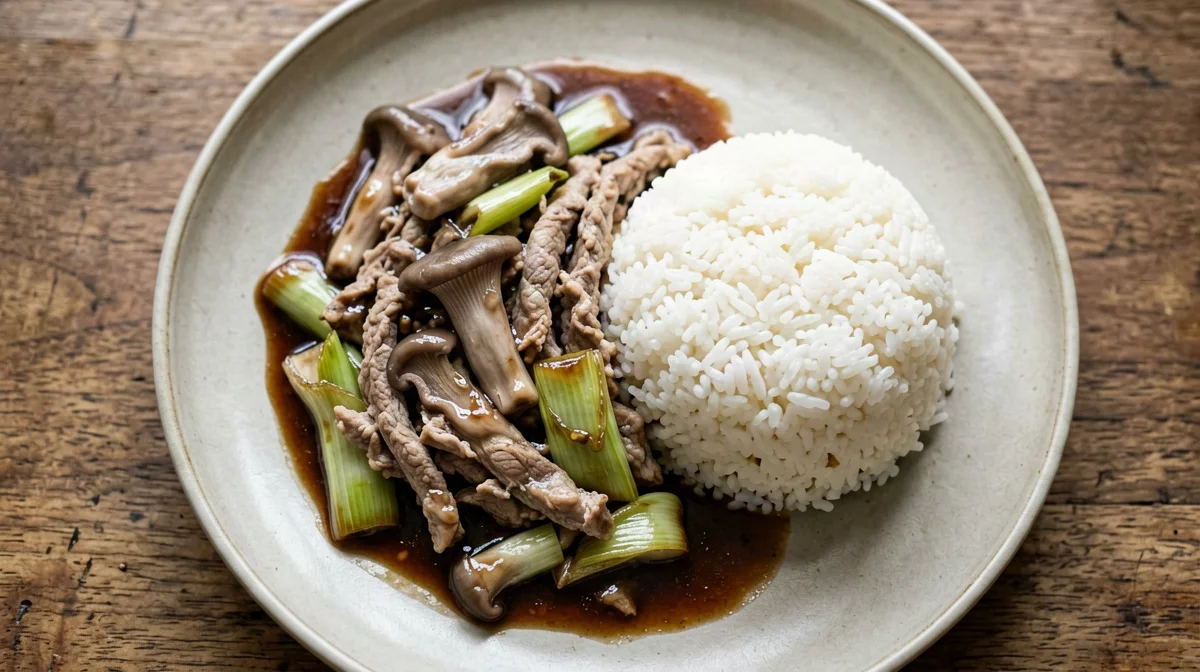 Maiale saltato con funghi pleurotus e porro
