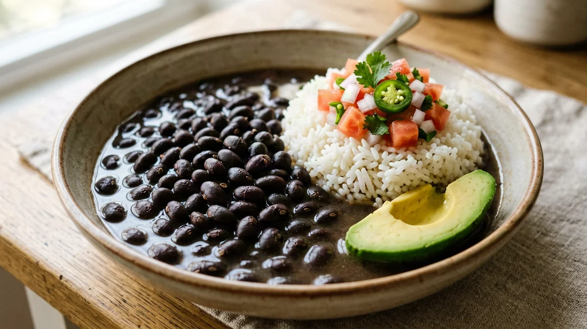 Frijoles de olla con riso, pico de gallo e avocado