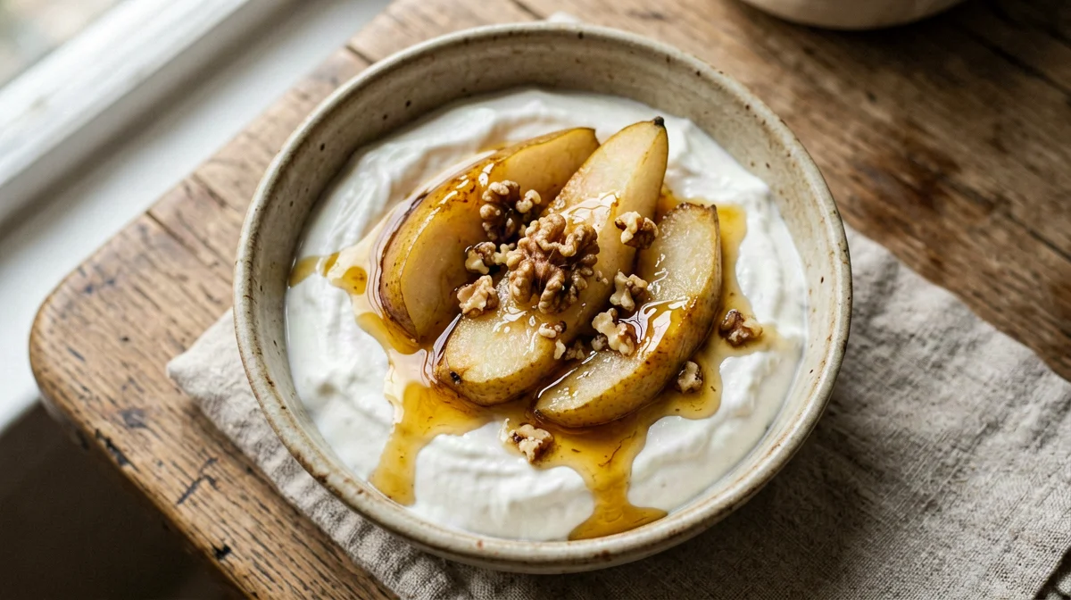 Pere caramellate con yogurt greco e noci