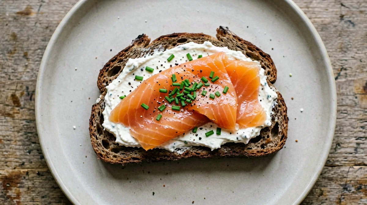 Skyr con salmone affumicato e erba cipollina